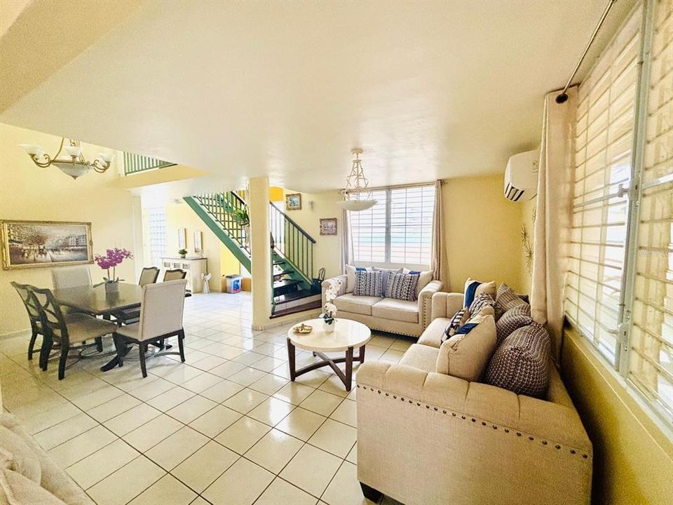 En Venta: $413,000 (4 camas, 2 baños, 6000 Pies cuadrados)