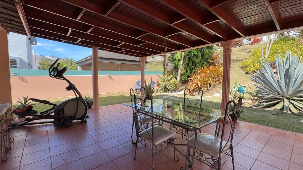 En Venta: $413,000 (4 camas, 2 baños, 6000 Pies cuadrados)