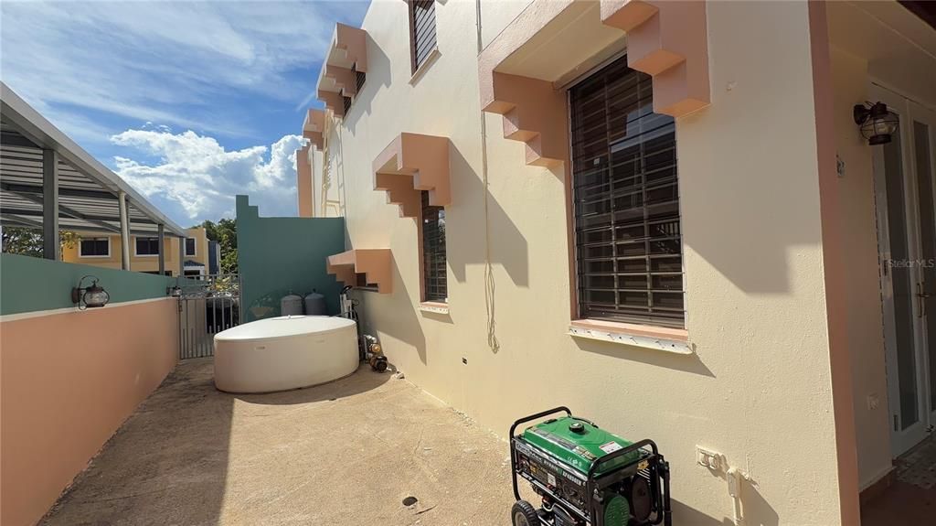 En Venta: $413,000 (4 camas, 2 baños, 6000 Pies cuadrados)