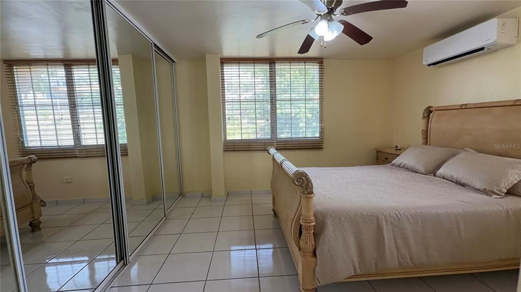 En Venta: $413,000 (4 camas, 2 baños, 6000 Pies cuadrados)