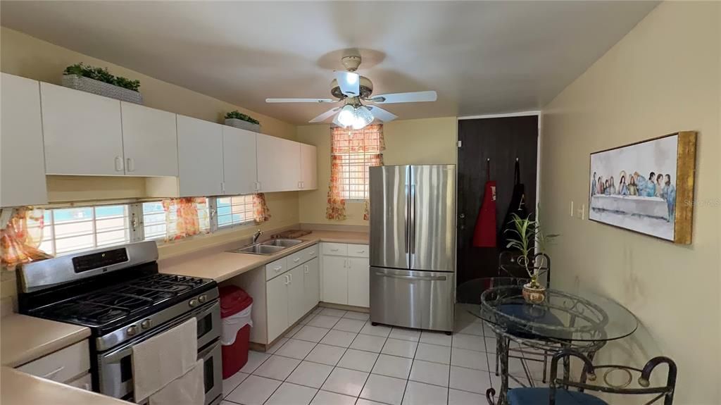 En Venta: $413,000 (4 camas, 2 baños, 6000 Pies cuadrados)
