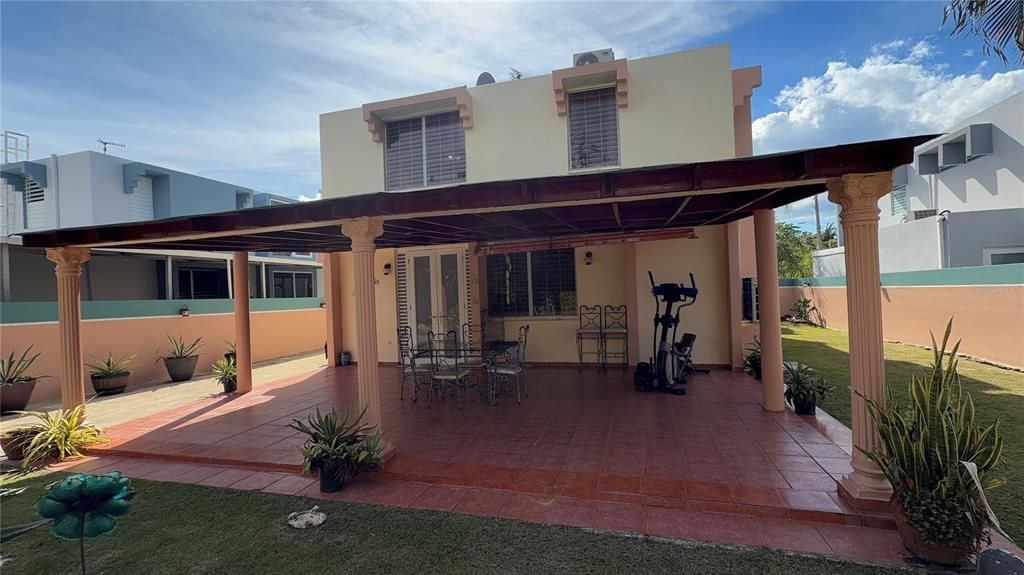 En Venta: $413,000 (4 camas, 2 baños, 6000 Pies cuadrados)