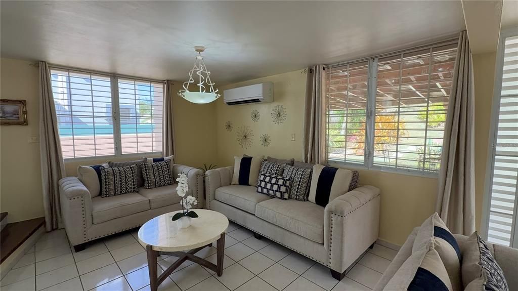 En Venta: $413,000 (4 camas, 2 baños, 6000 Pies cuadrados)
