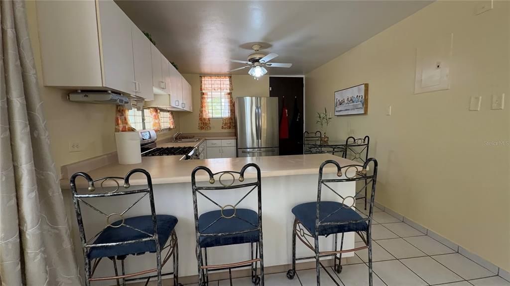 En Venta: $413,000 (4 camas, 2 baños, 6000 Pies cuadrados)