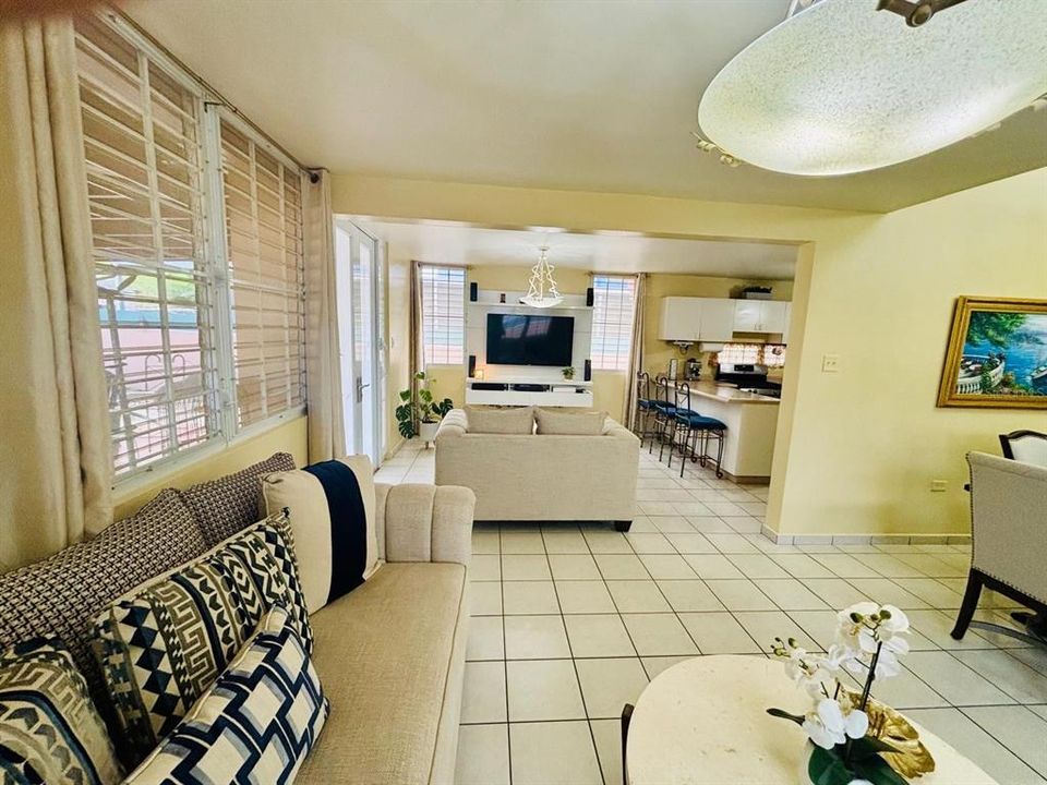 En Venta: $413,000 (4 camas, 2 baños, 6000 Pies cuadrados)