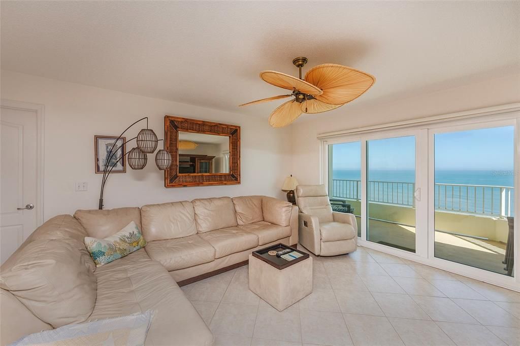 Под контрактом: $449,000 (2 спален, 2 ванн, 1450 Квадратных фут)