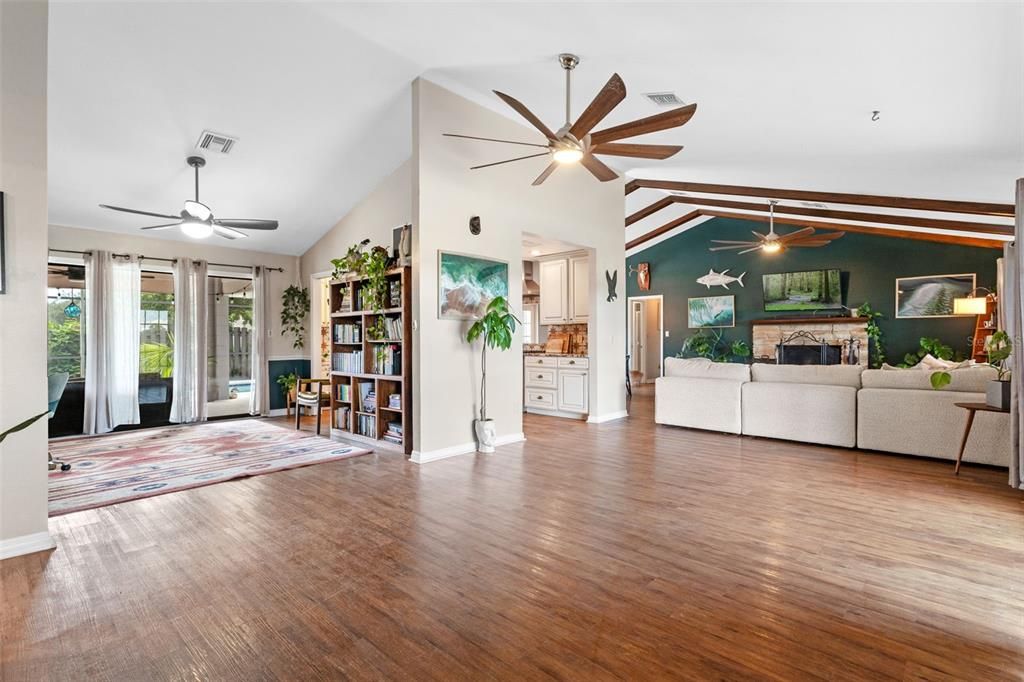 En Venta: $474,900 (3 camas, 3 baños, 2207 Pies cuadrados)
