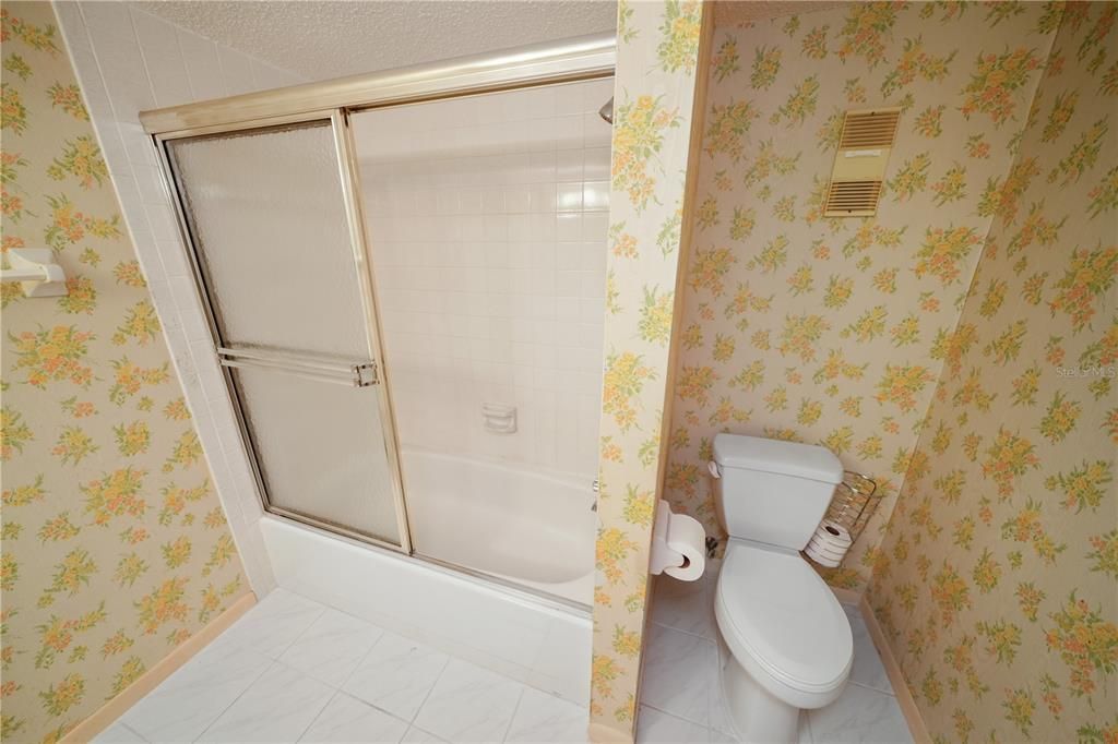 For Sale: $115,000 (2 beds, 1 baths, 993 Square Feet)