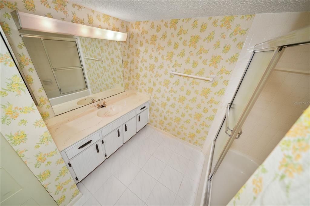 For Sale: $115,000 (2 beds, 1 baths, 993 Square Feet)