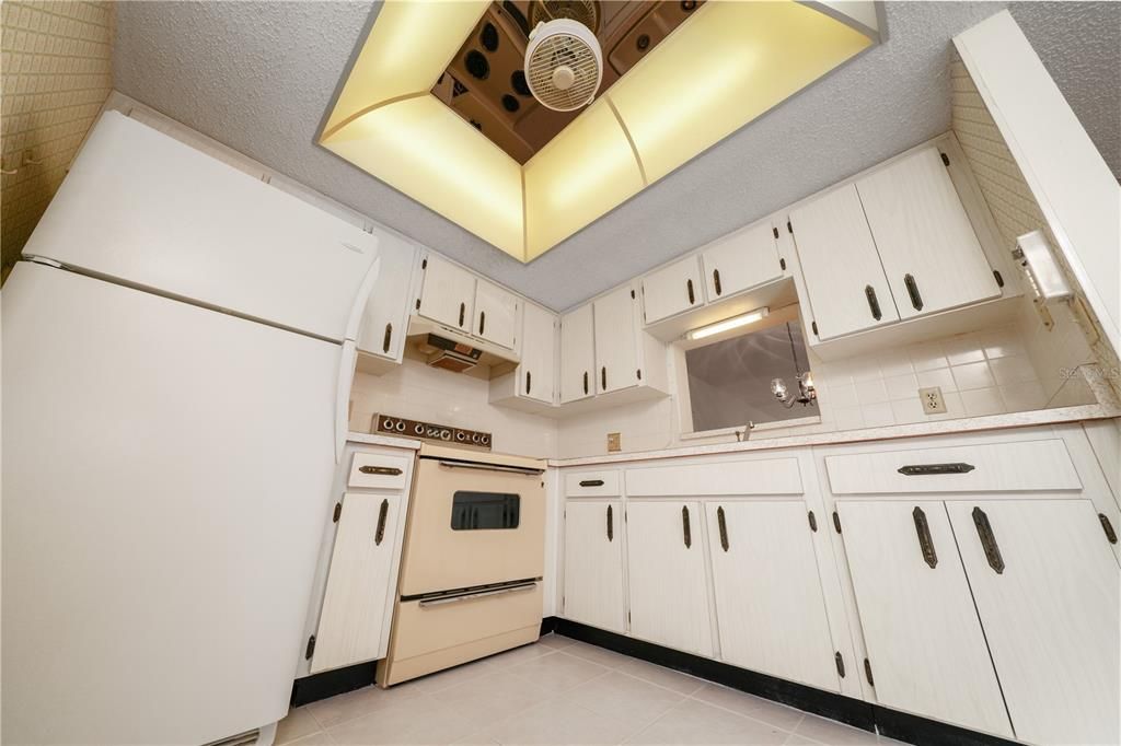 For Sale: $115,000 (2 beds, 1 baths, 993 Square Feet)