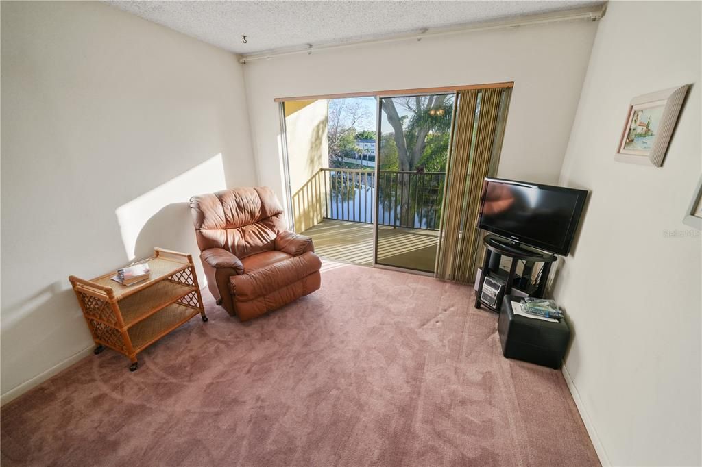 For Sale: $115,000 (2 beds, 1 baths, 993 Square Feet)