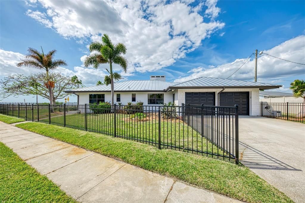 For Sale: $1,300,000 (3 beds, 2 baths, 1656 Square Feet)