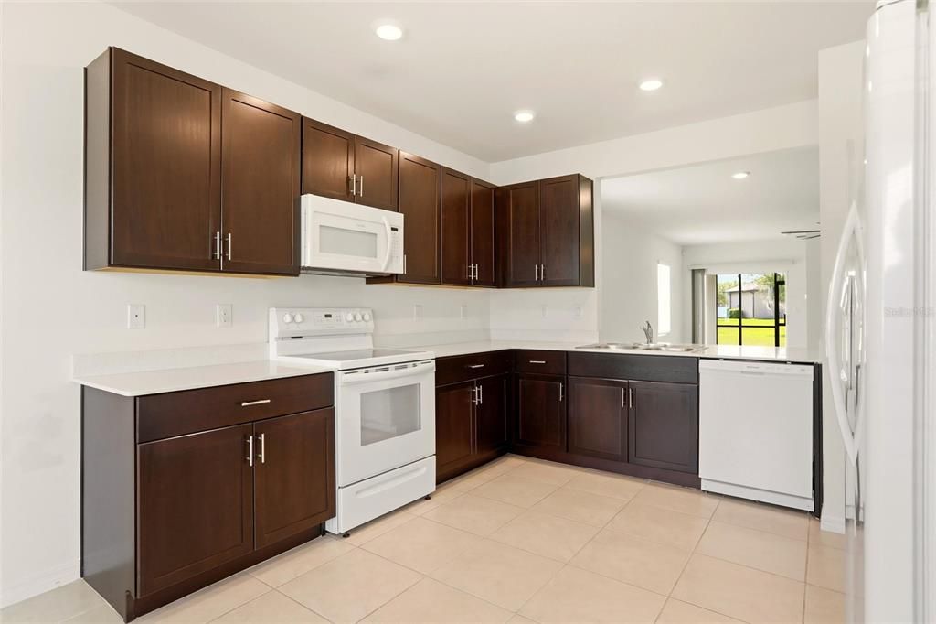 Под контрактом: $1,995 (3 спален, 2 ванн, 1758 Квадратных фут)
