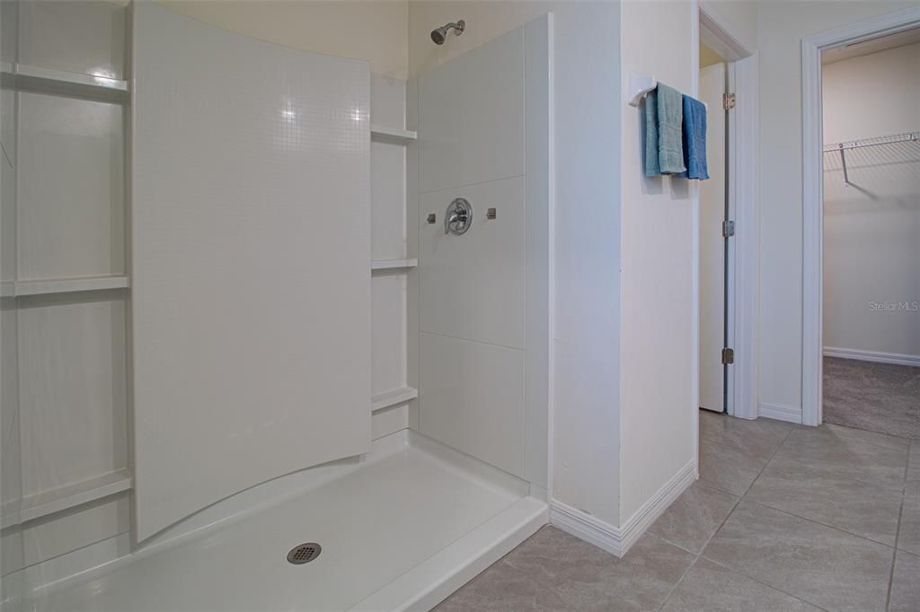 Activo con contrato: $350,000 (5 camas, 3 baños, 2516 Pies cuadrados)