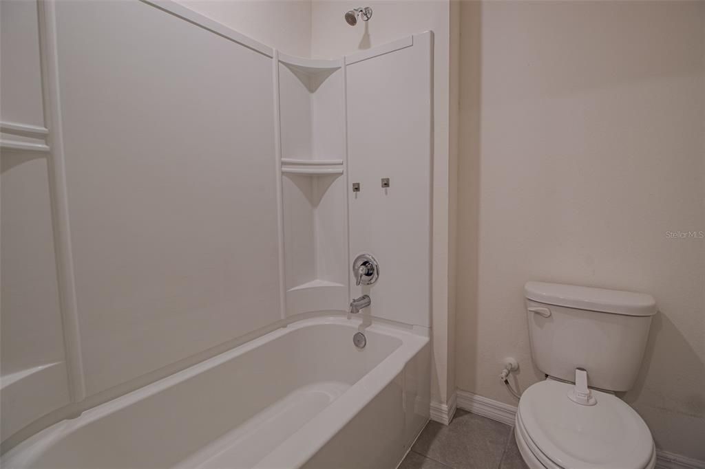 Activo con contrato: $350,000 (5 camas, 3 baños, 2516 Pies cuadrados)