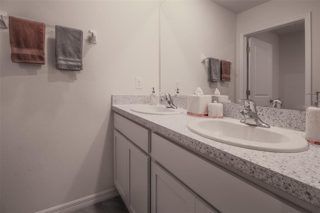 Activo con contrato: $350,000 (5 camas, 3 baños, 2516 Pies cuadrados)