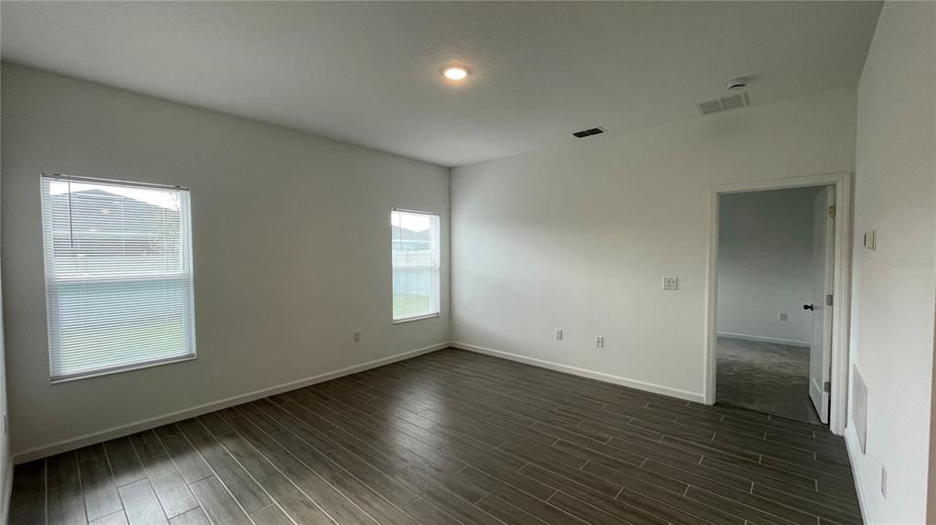 Activo con contrato: $1,950 (4 camas, 2 baños, 1598 Pies cuadrados)