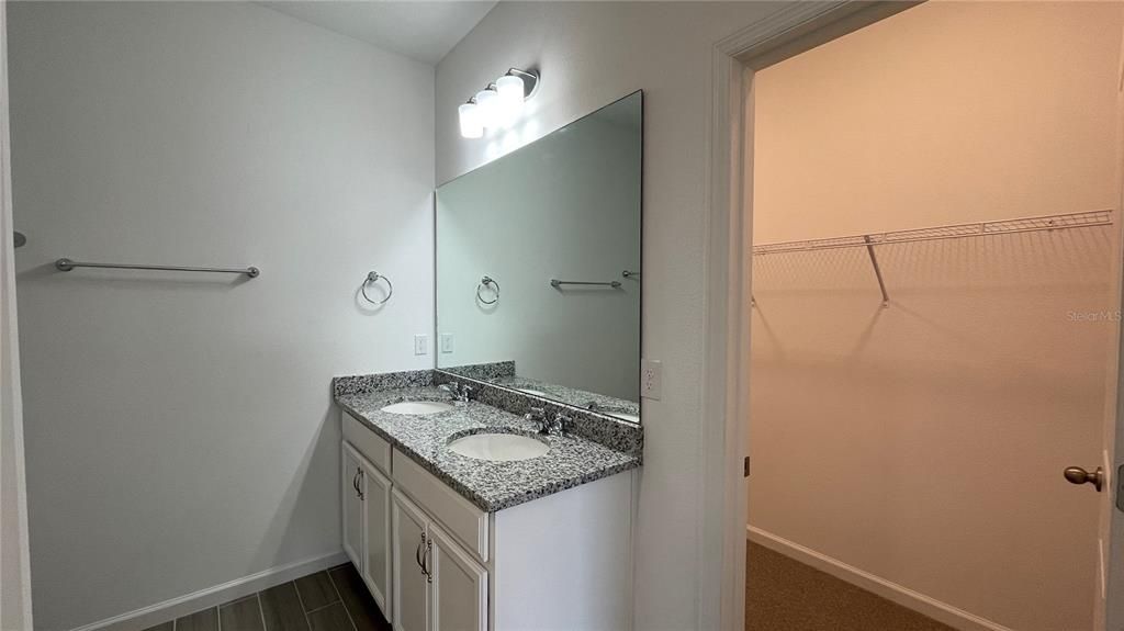 Activo con contrato: $1,950 (4 camas, 2 baños, 1598 Pies cuadrados)