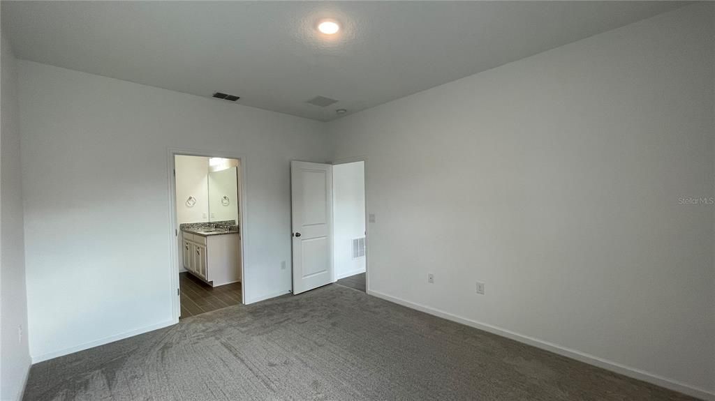 Activo con contrato: $1,950 (4 camas, 2 baños, 1598 Pies cuadrados)