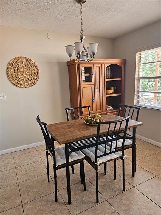 For Rent: $1,600 (1 beds, 1 baths, 696 Square Feet)