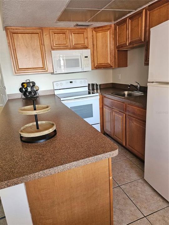 For Rent: $1,600 (1 beds, 1 baths, 696 Square Feet)