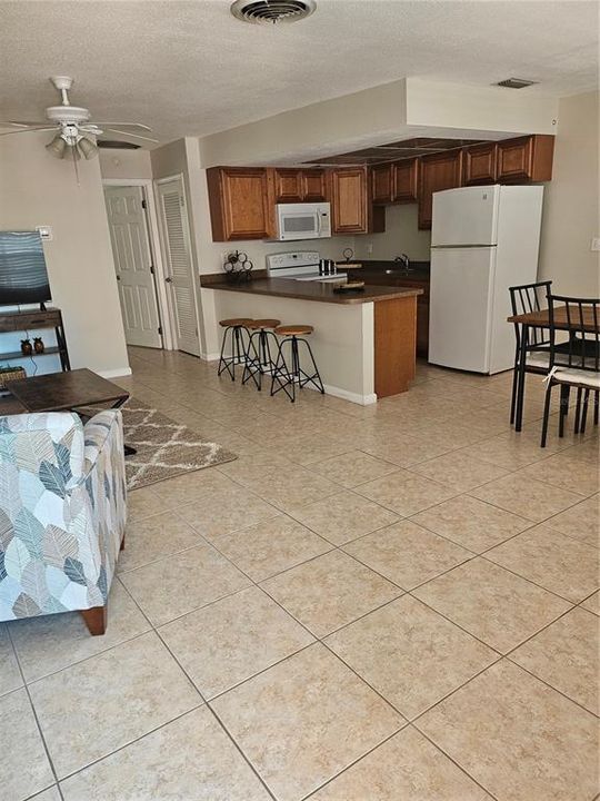 For Rent: $1,600 (1 beds, 1 baths, 696 Square Feet)