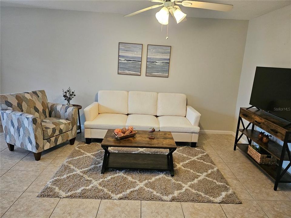 For Rent: $1,600 (1 beds, 1 baths, 696 Square Feet)