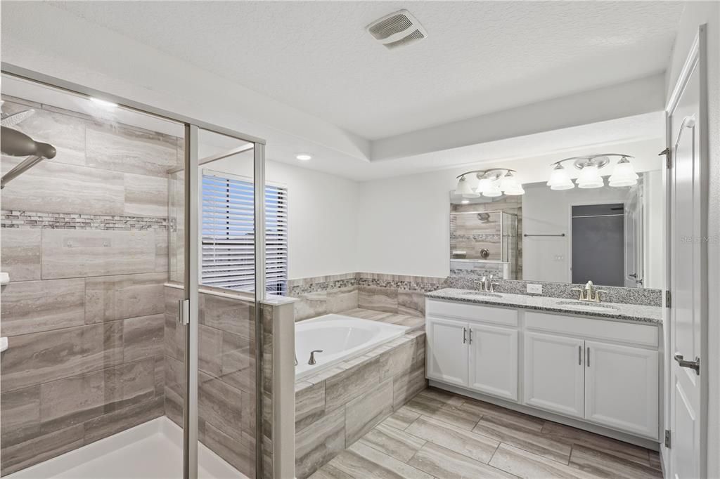На продажу: $329,990 (4 спален, 4 ванн, 2596 Квадратных фут)