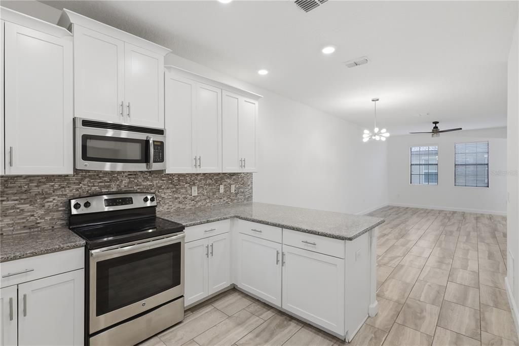 На продажу: $329,990 (4 спален, 4 ванн, 2596 Квадратных фут)