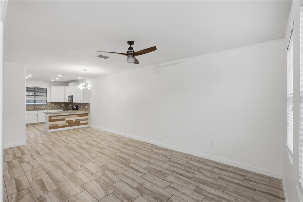 На продажу: $329,990 (4 спален, 4 ванн, 2596 Квадратных фут)