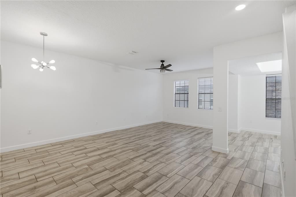 На продажу: $329,990 (4 спален, 4 ванн, 2596 Квадратных фут)