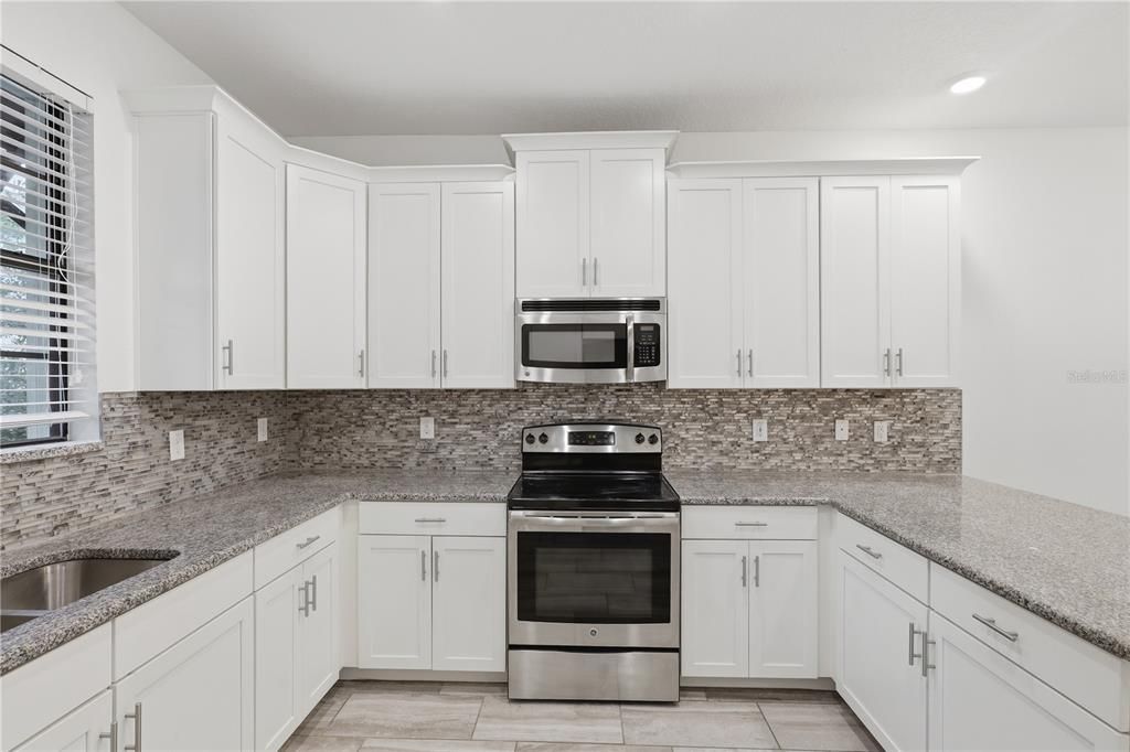 На продажу: $329,990 (4 спален, 4 ванн, 2596 Квадратных фут)