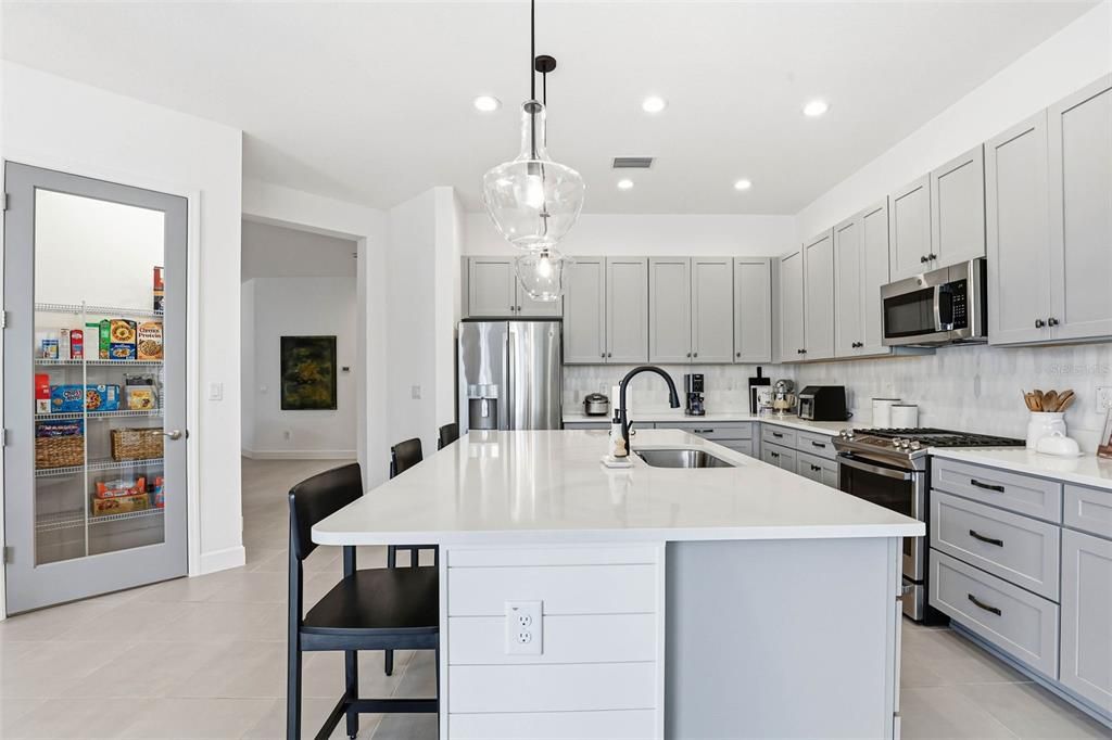 En Venta: $929,500 (6 camas, 5 baños, 4111 Pies cuadrados)