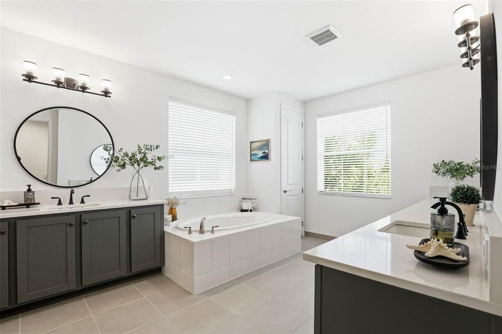 En Venta: $929,500 (6 camas, 5 baños, 4111 Pies cuadrados)