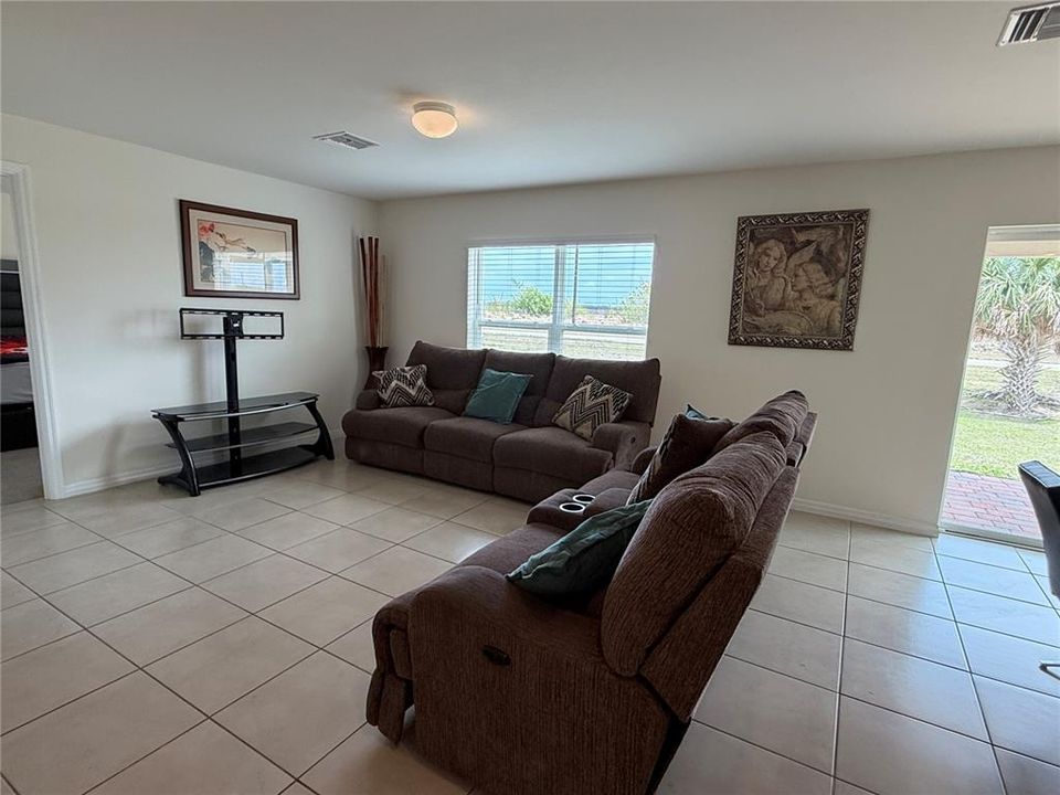 For Rent: $2,000 (4 beds, 2 baths, 1485 Square Feet)