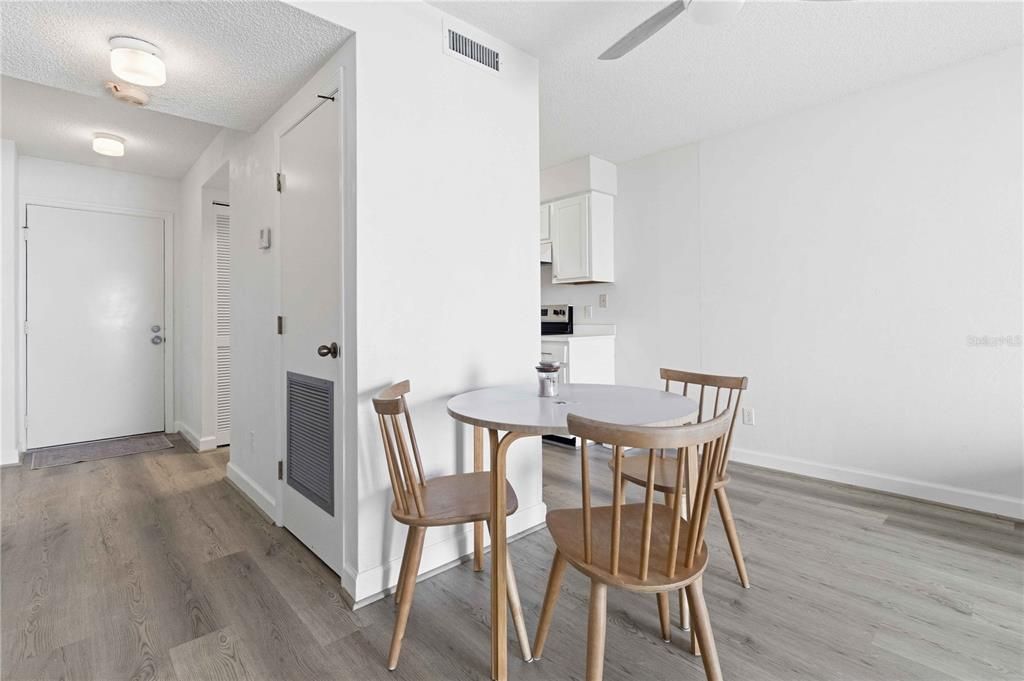 合同活跃: $259,900 (2 贝兹, 2 浴室, 876 平方英尺)