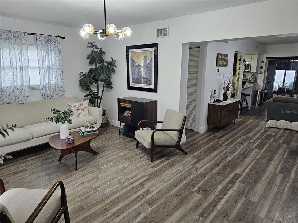 Activo con contrato: $390,000 (3 camas, 2 baños, 1400 Pies cuadrados)