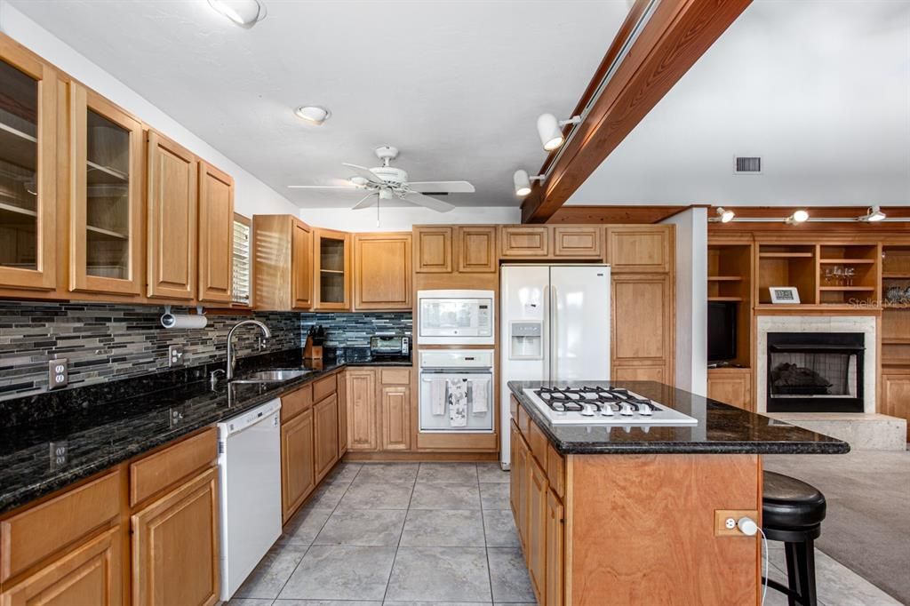 For Sale: $425,000 (2 beds, 2 baths, 1987 Square Feet)