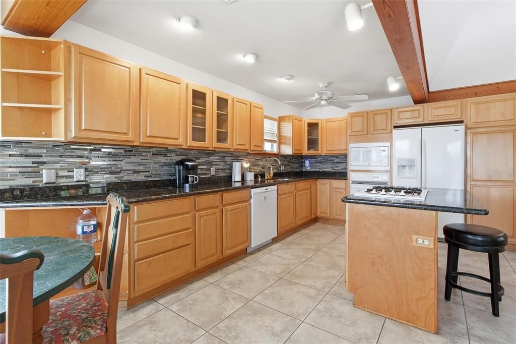 For Sale: $425,000 (2 beds, 2 baths, 1987 Square Feet)