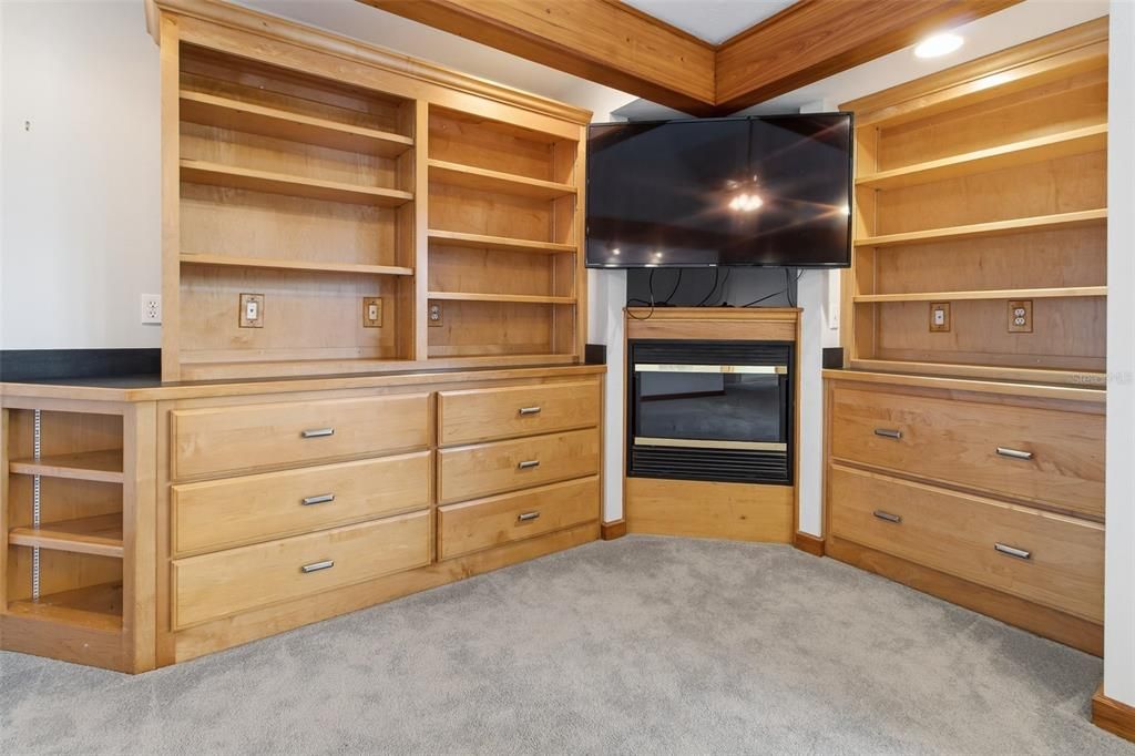 For Sale: $425,000 (2 beds, 2 baths, 1987 Square Feet)