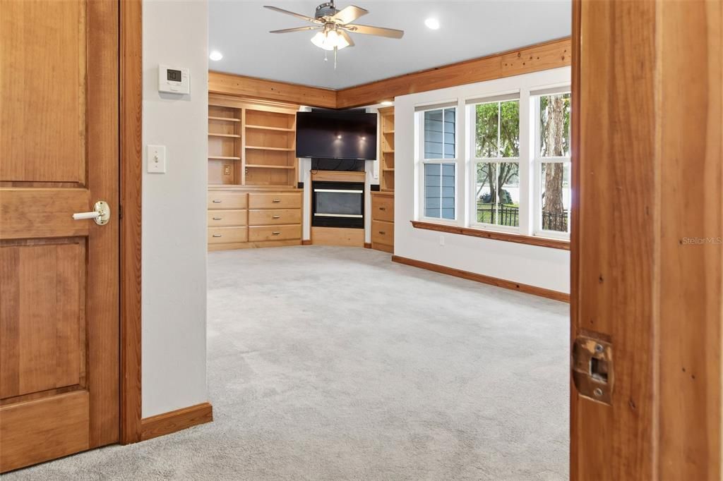For Sale: $425,000 (2 beds, 2 baths, 1987 Square Feet)