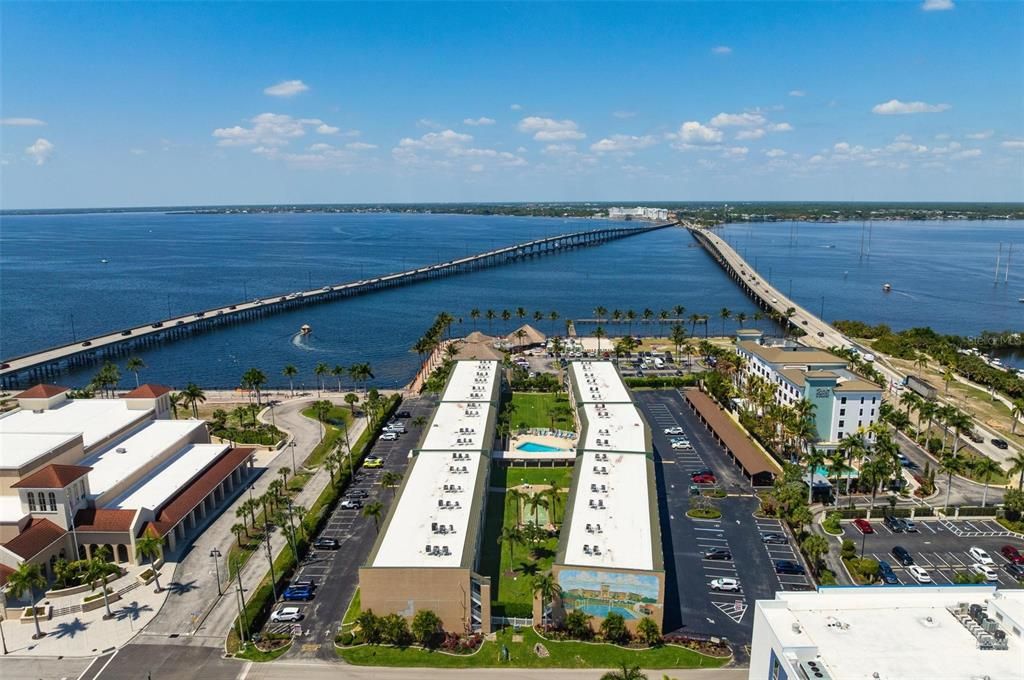 Под контрактом: $170,000 (2 спален, 2 ванн, 1077 Квадратных фут)