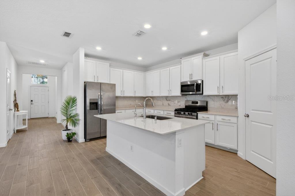 En Venta: $447,500 (4 camas, 3 baños, 2027 Pies cuadrados)