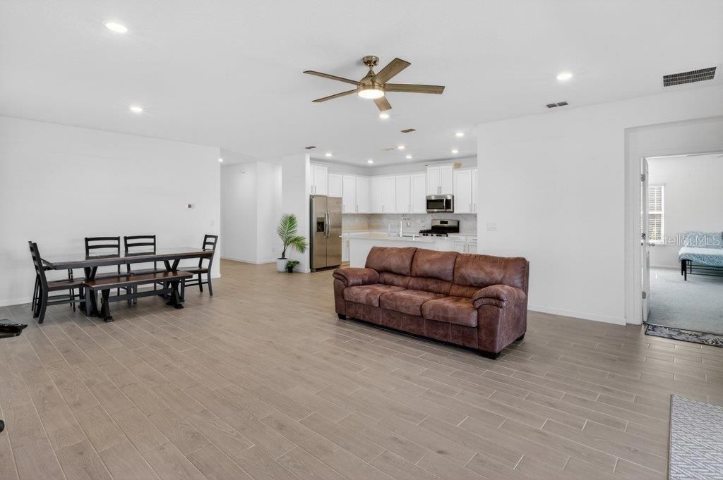 En Venta: $447,500 (4 camas, 3 baños, 2027 Pies cuadrados)