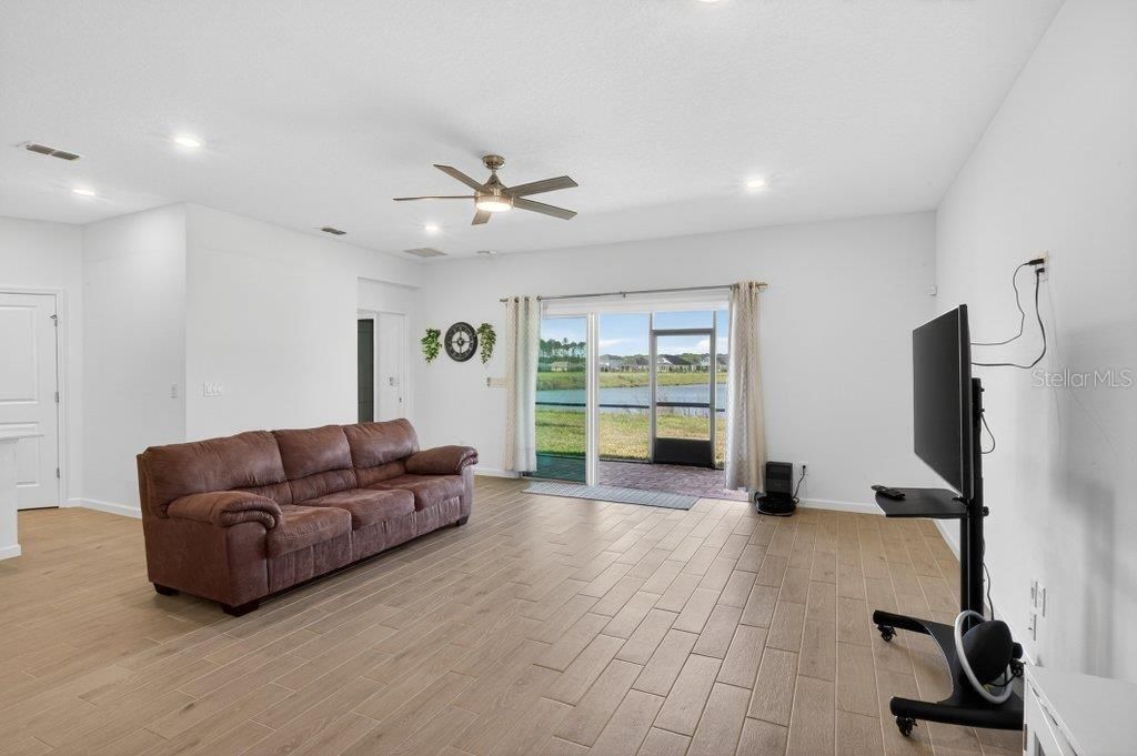 En Venta: $447,500 (4 camas, 3 baños, 2027 Pies cuadrados)