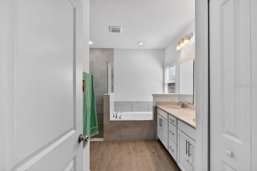 En Venta: $447,500 (4 camas, 3 baños, 2027 Pies cuadrados)