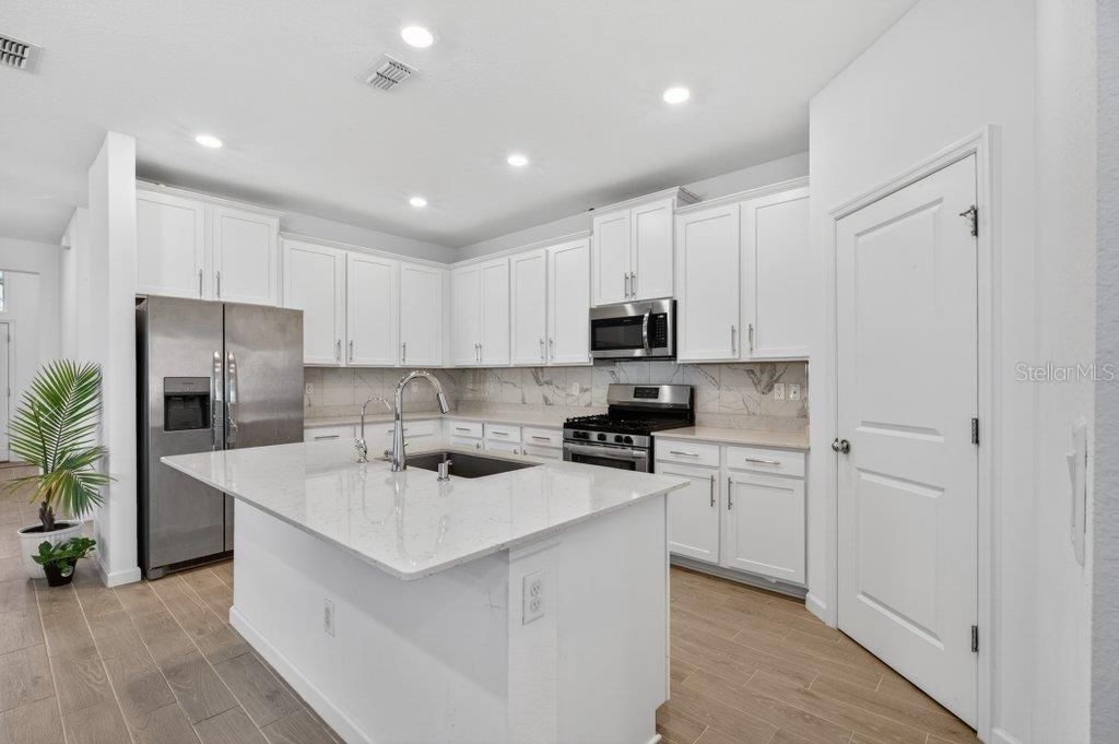 En Venta: $447,500 (4 camas, 3 baños, 2027 Pies cuadrados)