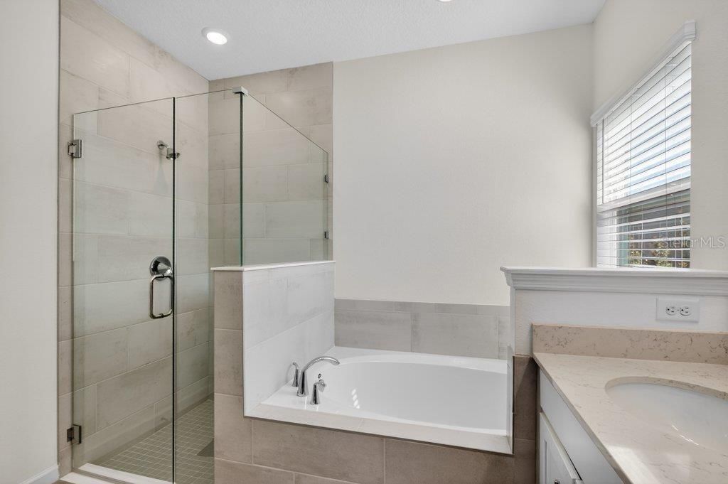 En Venta: $447,500 (4 camas, 3 baños, 2027 Pies cuadrados)