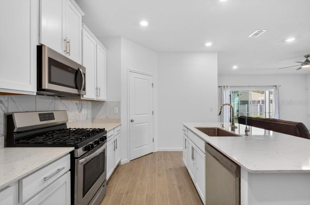 En Venta: $447,500 (4 camas, 3 baños, 2027 Pies cuadrados)