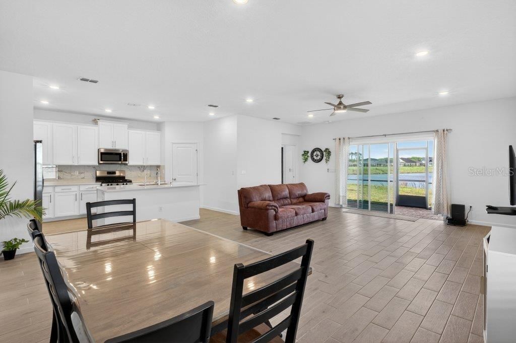 En Venta: $447,500 (4 camas, 3 baños, 2027 Pies cuadrados)